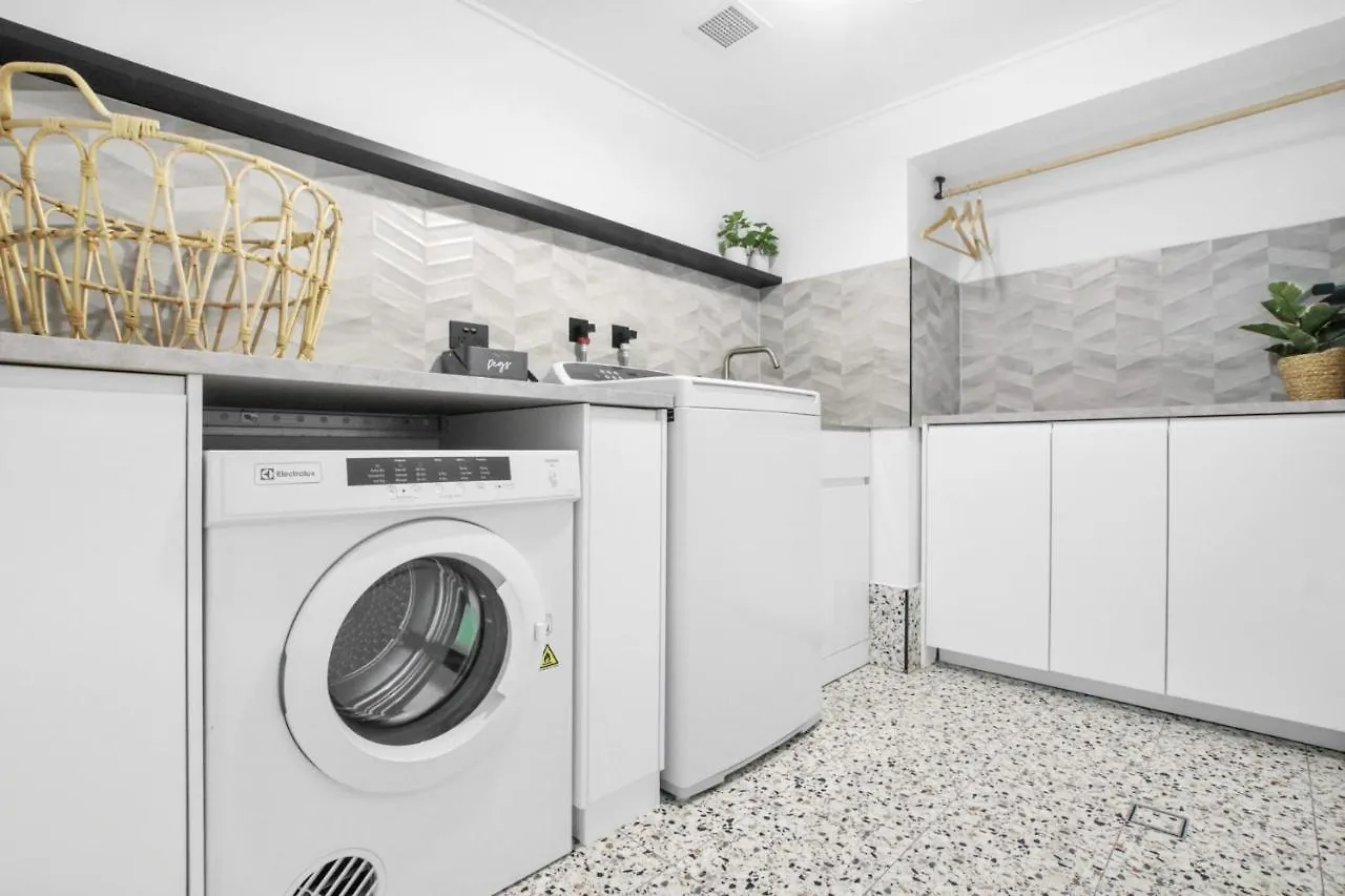 Canberra Heights Unit 2 35 Canberra Tce Kings Beach Caloundra Austrálie